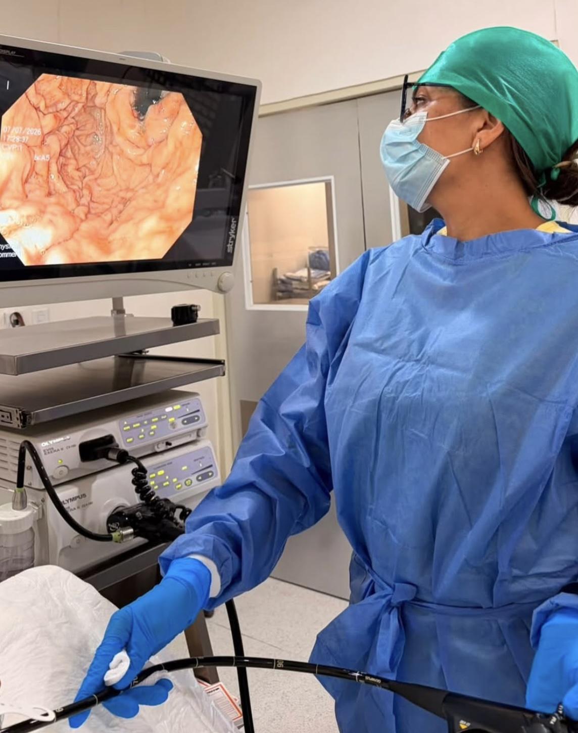 Dra. Julieta Colín Garnica, gastroenteróloga, realizando un procedimiento de endoscopia
